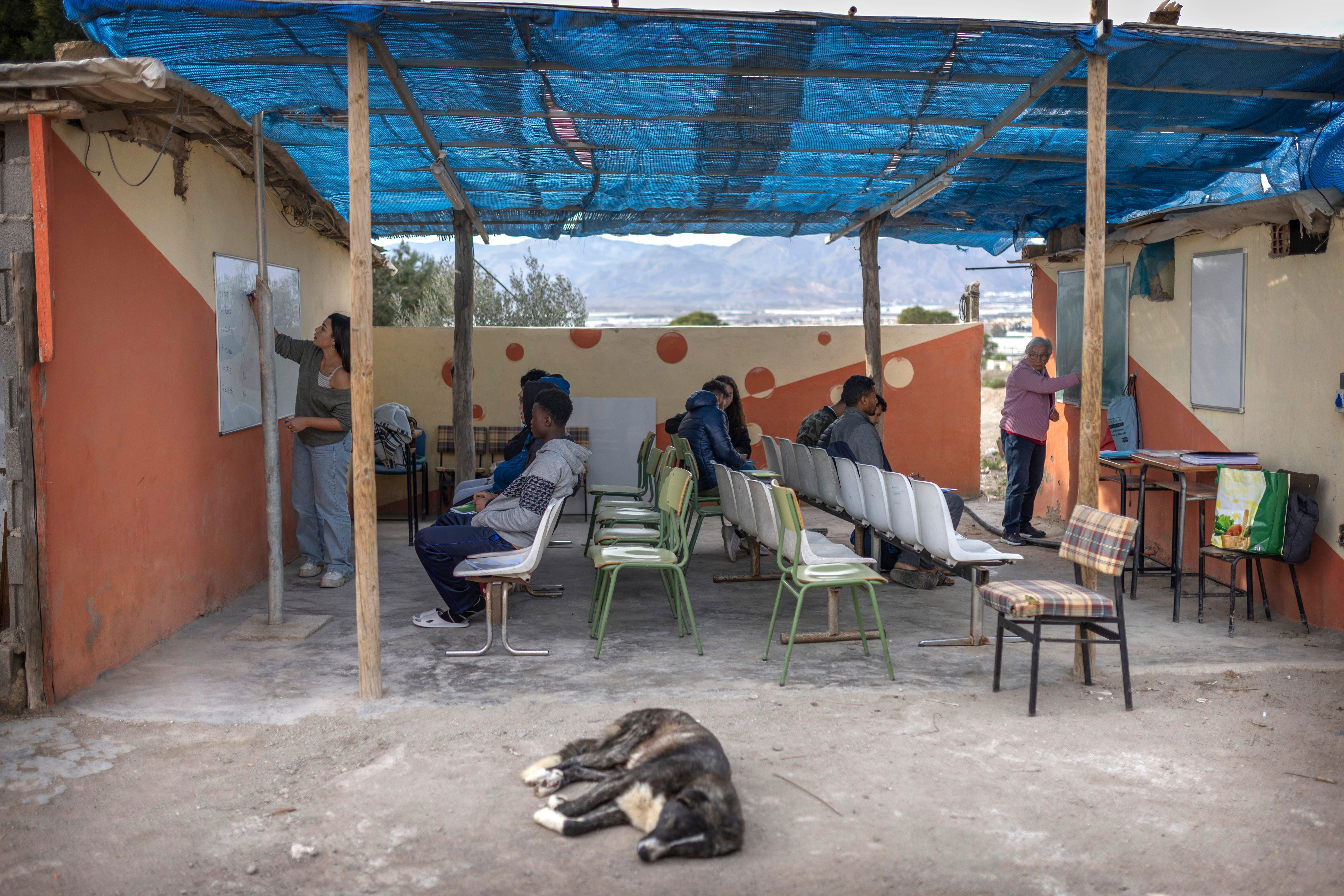 Voluntarios del Servicio Jesuita de Migrantes (SJM) imparten clases de español y matemáticas dos veces por semana en el asentamiento de Atochares.