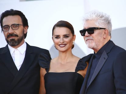 Israel Elejalede, Penélope Cruz, Pedro Almodóvar y Milena Smit en la alfombra roja de 'Madres Paralelas' en el festival de cine de Venecia.