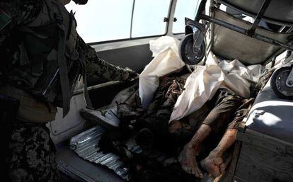 Un militar cubre los cuerpos de los autores del ataque.