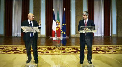 El ministro galo de Finanzas, Michel Sapin (i), y su homólogo luso, Mario Centeno (d)