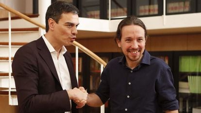 Sánchez i Iglesias es donen la mà poc abans d'iniciar la reunió per buscar un acord de govern.