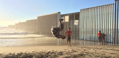 Chicos jugando en la playa