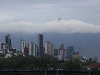 El cerro de la silla en Monterrey, Nuevo Le&oacute;n, cubierto de nieve. 