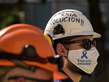 Un grupo de trabajadores de empresas electrointensivas se manifiestan en A Coruña para pedir que se frene la escalada de la energía.