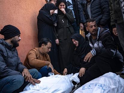 Familiares de víctimas palestinas de los bombardeos israelíes se lamentan junto a los cadáveres en un hospital en Jan Yunis este sábado.