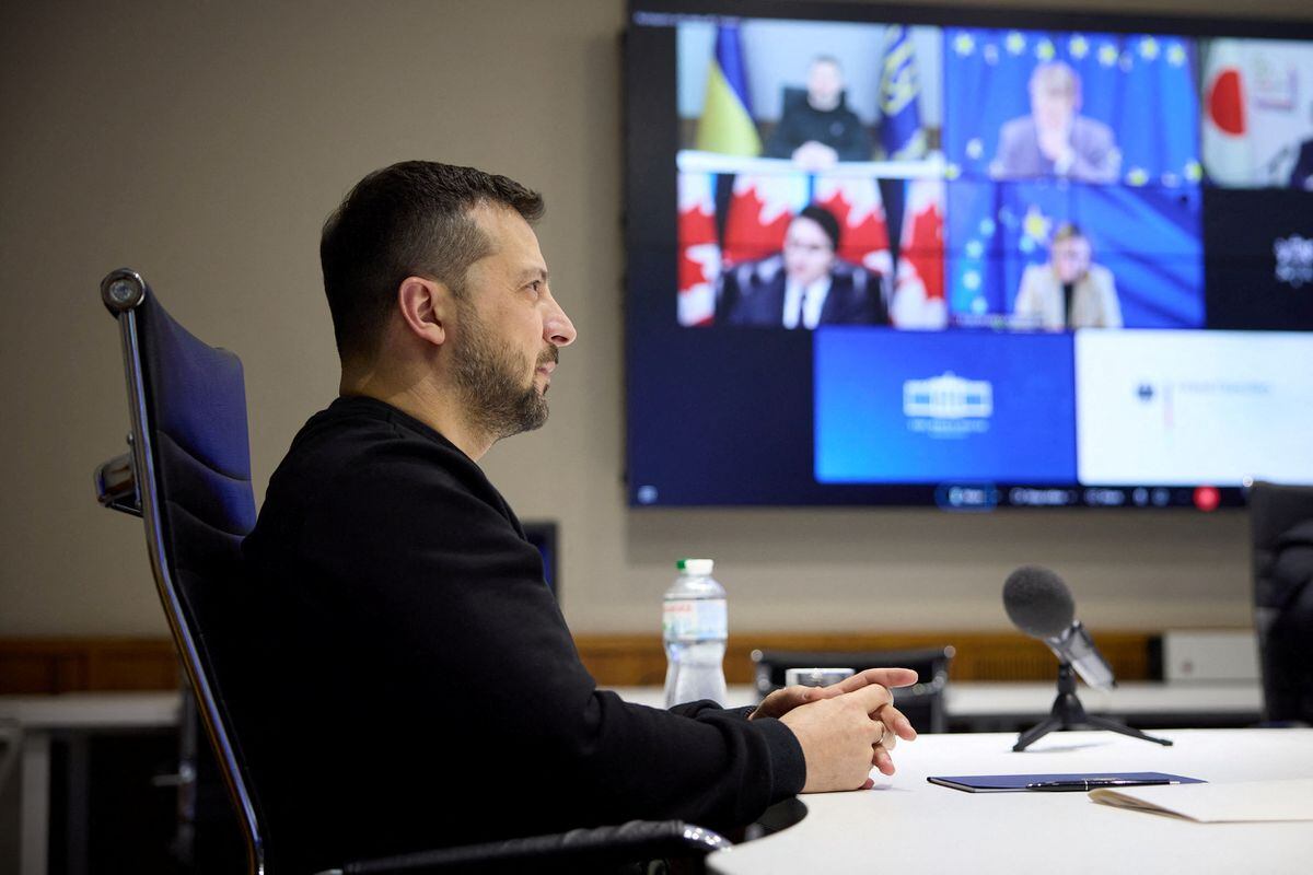 El presidente de Ucrania, Volodímir Zelenski, durante una reunión por videoconferencia con los líderes del G-7, este miércoles en Kiev.