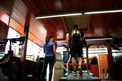 Eduardo Salete en sesión entrenamiento en hipoxia, monitorizado por Cristina Loring. Instalaciones Reebok La Finca