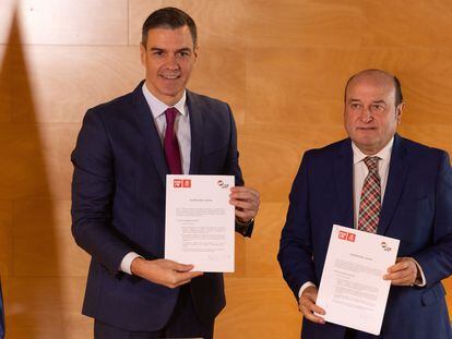El presidente del Gobierno, Pedro Sánchez (a la izquierda), y el presidente del PNV, Andoni Ortuzar, firman el acuerdo para la investidura el pasado 10 de noviembre en Madrid.