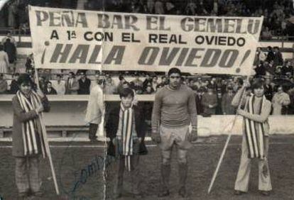 José, el padre de María, de pequeño en el Carlos Tartiere junto a Alfredo Lombardía, mítico portero del Oviedo en los años 70.