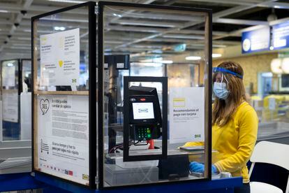Una trabajadora de Ikea en la reapertura de tiendas tras el cierre por la pandemia, en mayo de 2020.