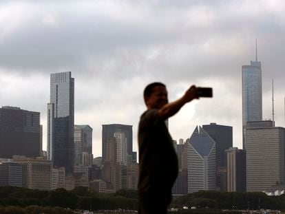 Un hombre se saca un selfie en Chicago.
