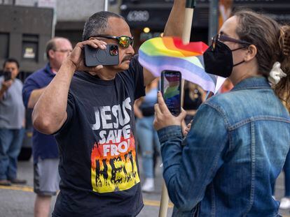 Dos personas se graban con sus teléfonos móviles durante una discusión, en una marcha del Orgullo en Los Ángeles (EE UU), en junio de 2023.