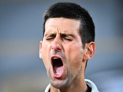 Djokovic grita durante el partido contra Carreño en París.