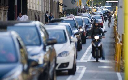 Una moto invade el carril bici de la Diagonal de Barcelona, ayer.