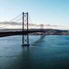 Puente de Lisboa, que cruza el estuario del río Tajo en su desembocadura en el Océano Atlántico.