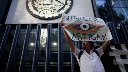 Un activista sostiene una pancarta durante una manifestación contra el espionaje del Gobierno a periodistas y defensores de los derechos humanos, el 23 de junio de 2017, en Ciudad de México.