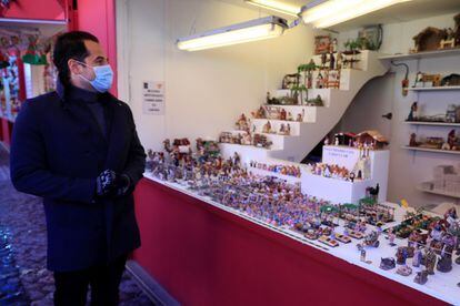 El vicepresidente madrileño, Ignacio Aguado, visitó este lunes el tradicional mercado de belenes, adornos y objetos navideños de la Plaza Mayor de la capital, y establecimientos hosteleros de la zona. 