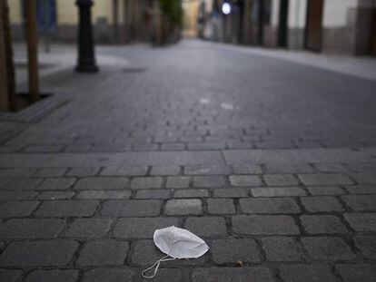 Una mascarilla en el suelo de una calle vacía de Madrid.