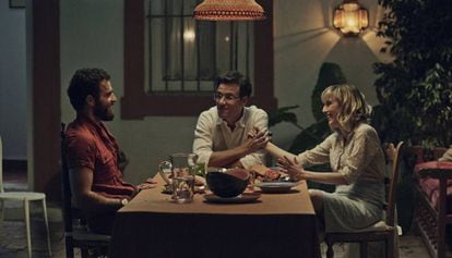 Borja Luna, Daniel Grao y Natalia de Molina, en 'Animales sin collar'.