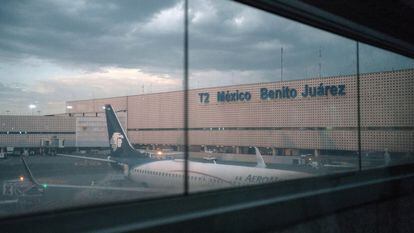 Un avión de Aeroméxico en la terminal 2 del Aeropuerto Internacional de la Ciudad de México.