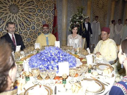 Los Reyes con Mohamed VI y su familia, en la cena de gala.