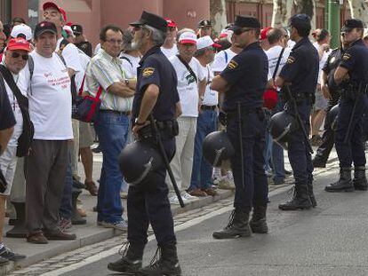 Protesta de los trabajadores de Santana ante el Palacio de San Telmo, Sevilla. 