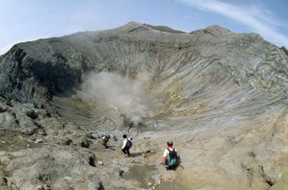 Un grupo de montañeros desciende hacia las fumarolas del cráter del monte Bromo, en la caldera de Tengger, isla de Java (Indonesia).