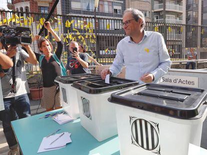 Quim Torra desposita su voto en el lugar donde votó en el referéndum del 1-O.