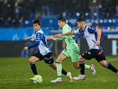 Los jugadores del Alavés le disputan el balón a Nico Serrano en el partido en Mendizorroza.
