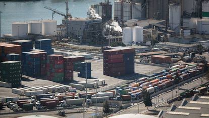 Colapso de camiones en el puerto de Barcelona por una protesta de estibadores