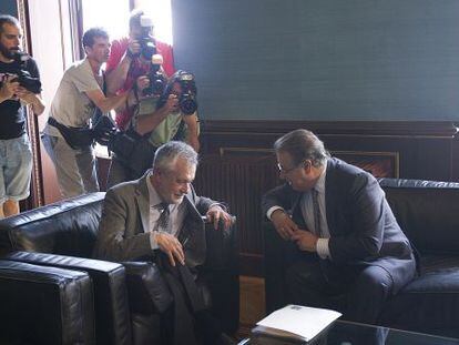 Gri&ntilde;&aacute;n y Zoido, antes de la reuni&oacute;n de este lunes en San Telmo.