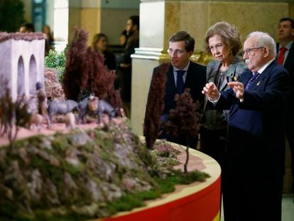 La reina Sofía, acompañada del alcalde José Luis Martínez Almeida, asiste a la inauguración del Belén del Ayuntamiento de Madrid este 23 de noviembre.