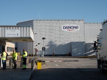 Varios trabajadores en la fábrica de Parets del Vallès (Barcelona) que Danone planea cerrar.
