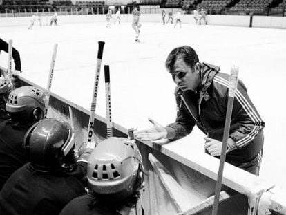 V&iacute;ktor Tijonov se dirige a los jugadores de la selecci&oacute;n de la URSS 