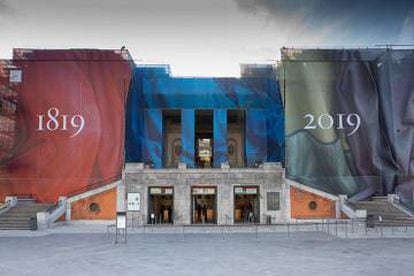 Unas lonas cubren la fachada del Museo del Prado con motivo de su bicentenario, en 2019.