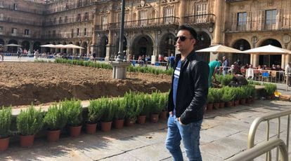 Alejandro Amenábar, en la Plaza Mayor de Salamanca, a la que se han añadido plantas para recrear su aspecto de 1936.