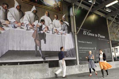 Vista de un cartel de la exposición <i>Pintura española: de El Greco a Picasso; el tiempo, la verdad y la historia</i>.