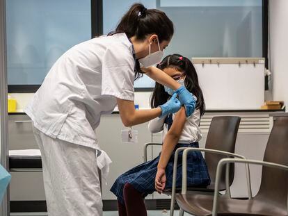 Una niña es vacuna en el hospital 12 de Octubre de Madrid, este miércoles.