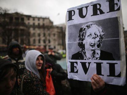 Manifestantes en Trafalgar Square, el s&aacute;bado, celebrando la muerte de Thatcher. En el cartel pone: &quot;Pura maldad&quot;.