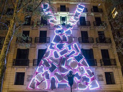 Vestido de luces de neón, obra de Miralda.