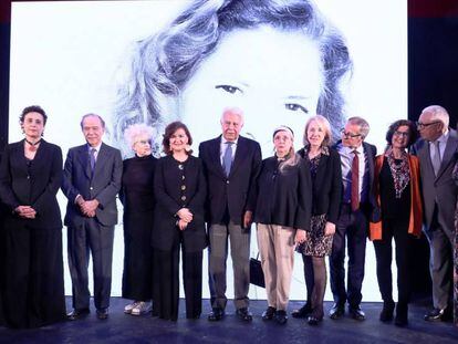 La vicepresidenta del Gobierno, Carmen Calvo, y Felipe González, en el centro, acompañada por varios de los participantes en el homenaje a Carmen Alborch en el Teatro Real. En vídeo, el homenaje a la exministra.