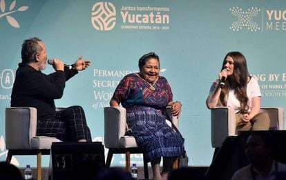 Rigoberta Menchú, entre Miguel Bosé y la cantante mexicana Joy Huerta.