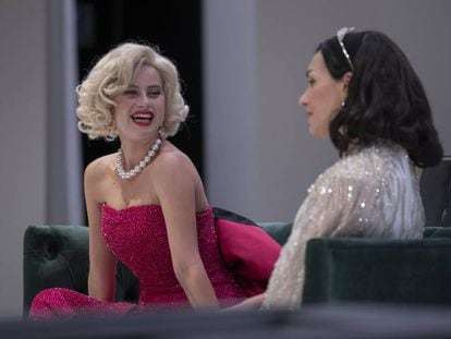 Elisabet Casanovas i Laura Conejero interpretant 'Monroe-Lamarr' al TNC.