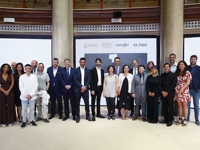 Foto de familia tras la entrega de los Premios Ortega y Gasset de Periodismo 2022.