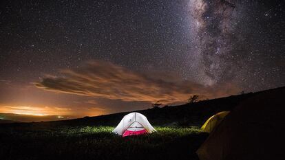 Para una noche bajo las estrellas. Con la posibilidad de caminar entre sus viejos conos y cráteres, el volcán El Hoyo, en León (Nicaragua), es un lugar perfecto para acampar en su cumbre y observar las estrellas. Por la mañana se puede disfrutar de un café viendo el amanecer sobre el lago Xolotlán y el volcán Momotombo.