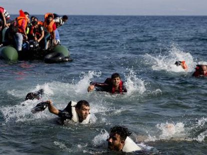 Persones que arriben nedant a Lesbos ahir després d'un naufragi.