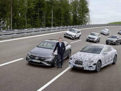 El consejero delegado de Daimler y Mercedes-Benz, Ola Källenius, junto con modelos de la marca.