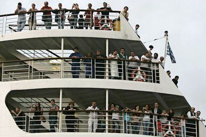 Un grupo de ciudadanos franceses esperan su evacuación a Chipre en el puerto de Beirut.