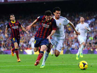 Messi se marcha de Pepe en un instante del duelo.