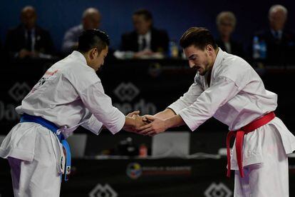 Damian Quintero (D) saluda a Ryo Kiyuna, campeón del mundo.